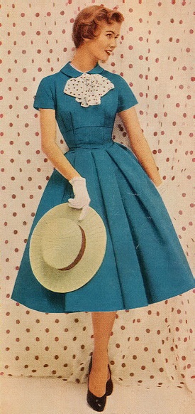 Găng tay và mũ là phụ kiện không thể thiếu trong set đồ của cô nàng công sở những năm 50.